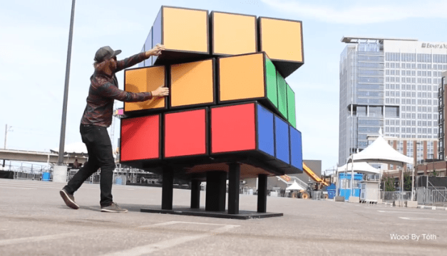 Így készült az óriási Rubik-kocka