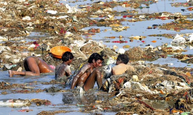 Kristálytiszta folyóból mérgező mocsok: a szent Gangesz útja