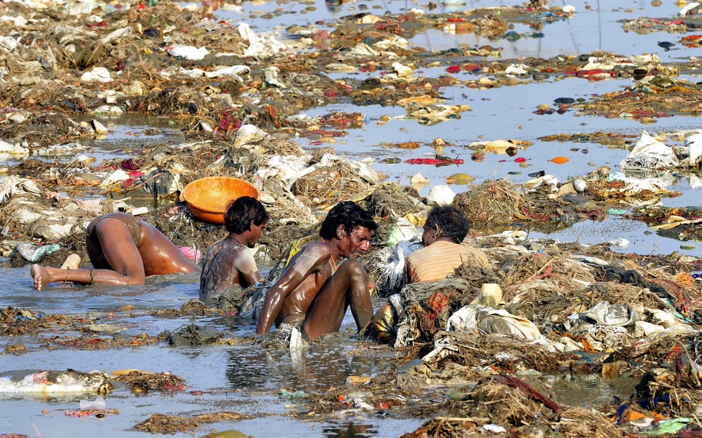 Kristálytiszta folyóból mérgező mocsok: a szent Gangesz útja