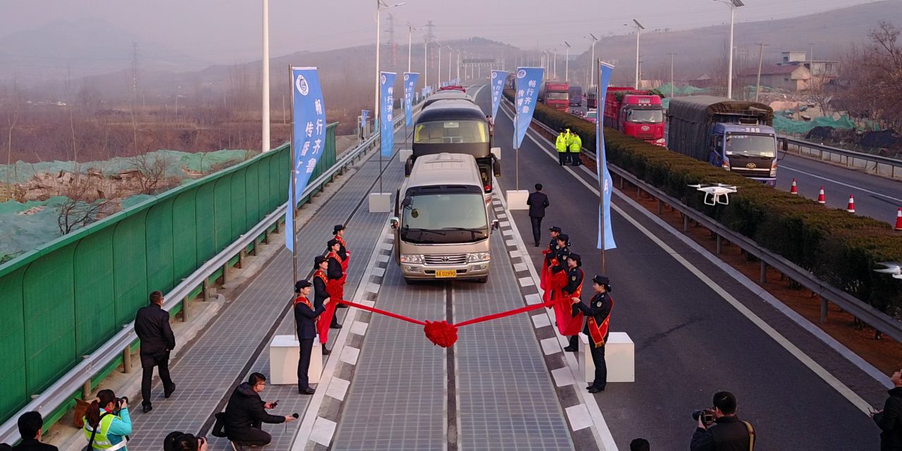 Napelemes autópályaszakaszt adtak át Kínában