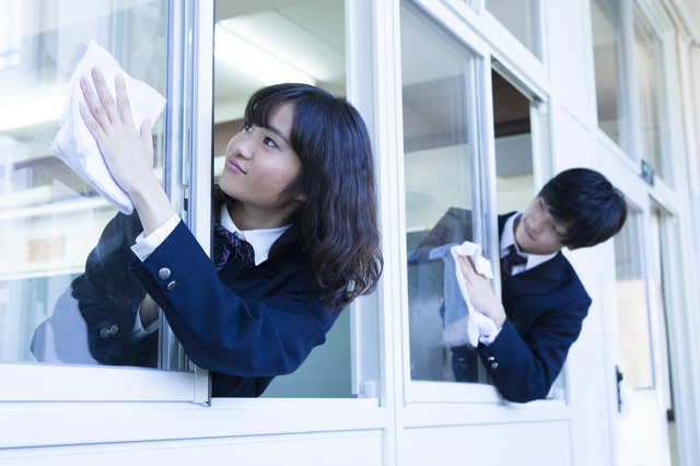 Hihetetlen, de igaz: Japánban a diákok takarítják az iskolát, és boldogan teszik