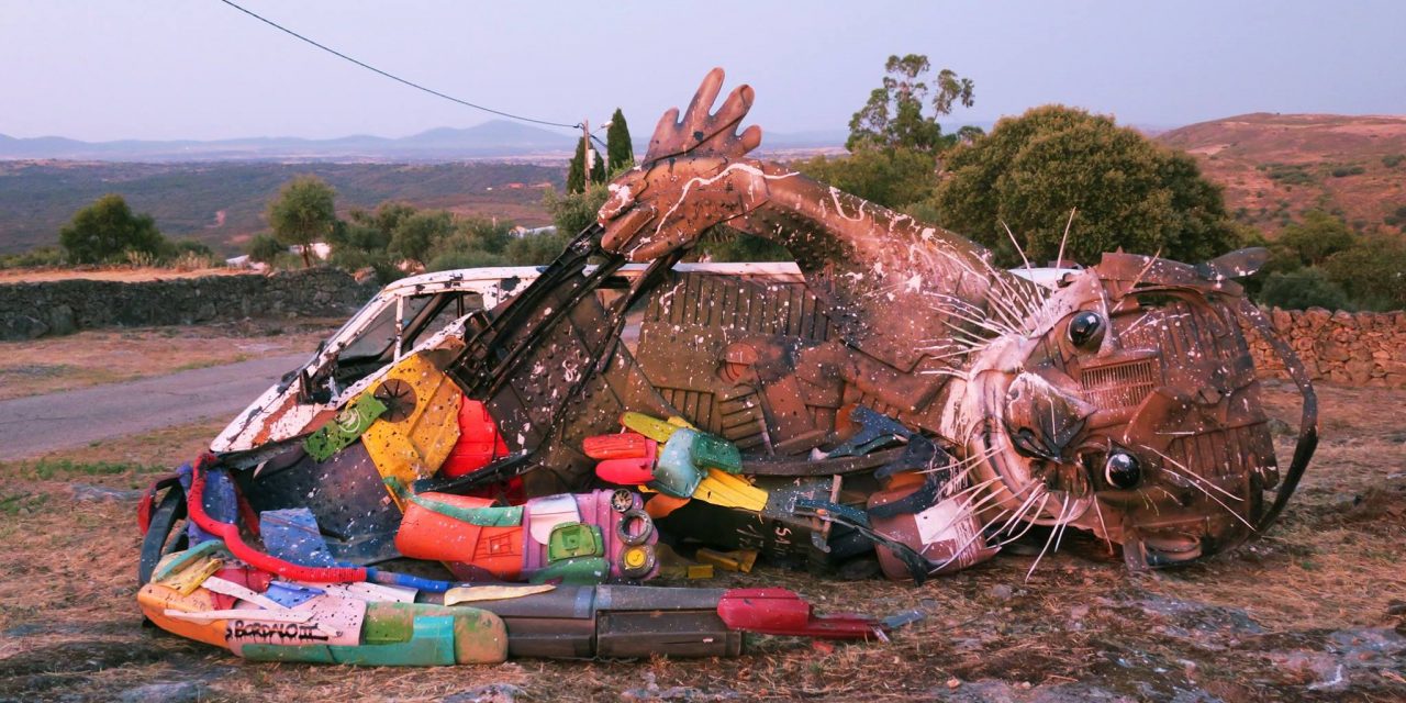 A művész, aki szemétszobrászattal küzd a hulladéktermelés ellen