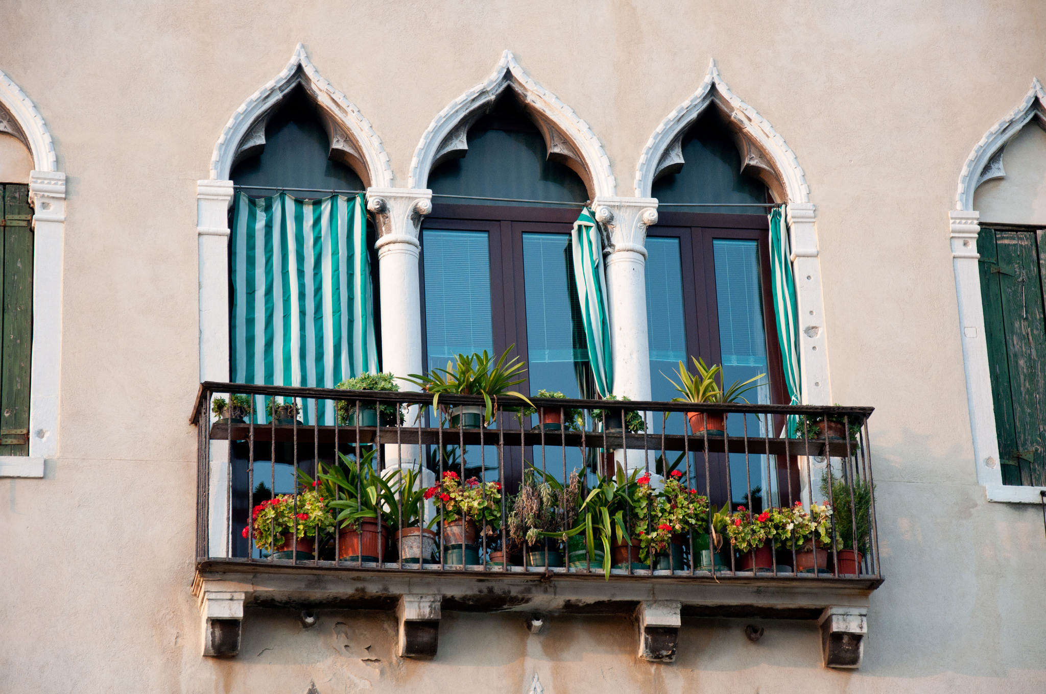 Французский балкон фото в частном доме снаружи фото