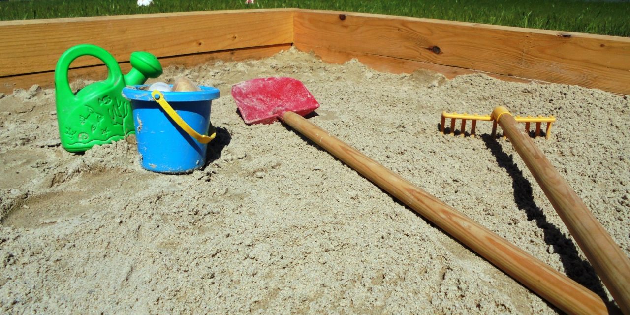 Hobbikertész udvara: homokozó építés