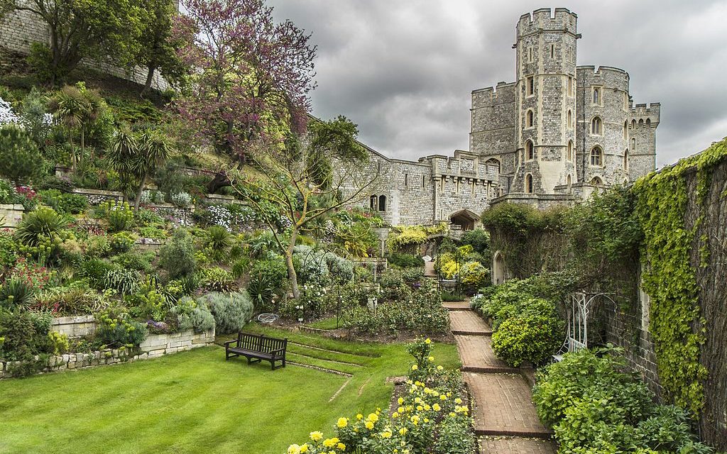 Páros lábbal tapossa az egész királyi család: a windsori kastély kertje