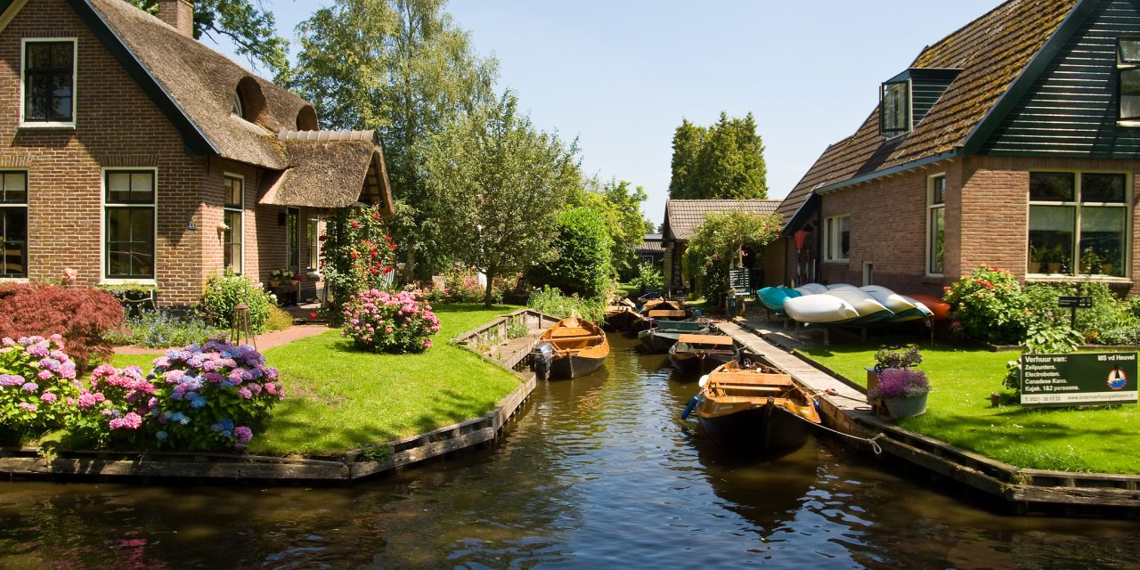 Autók helyett csónakok és fantasztikus kertek: ez Giethoorn, a holland Velence