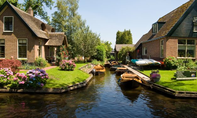 Autók helyett csónakok és fantasztikus kertek: ez Giethoorn, a holland Velence