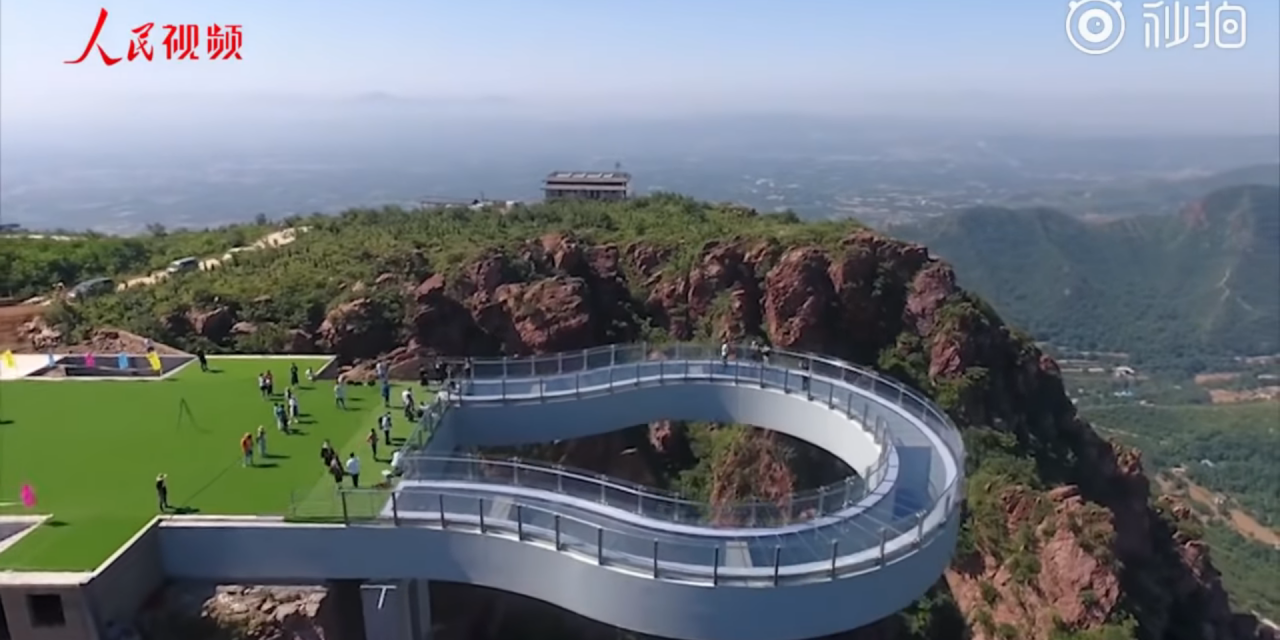 A világ legnagyobb U-alakú üveghídja épült fel Kínában
