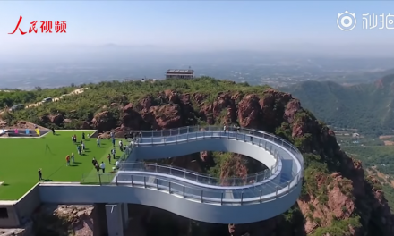 A világ legnagyobb U-alakú üveghídja épült fel Kínában
