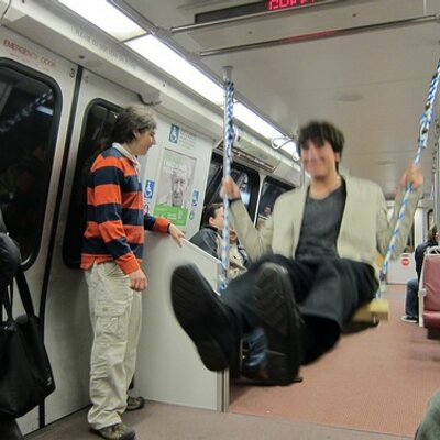 Ha így ülsz le a metrón, biztos mindenki ledöbben