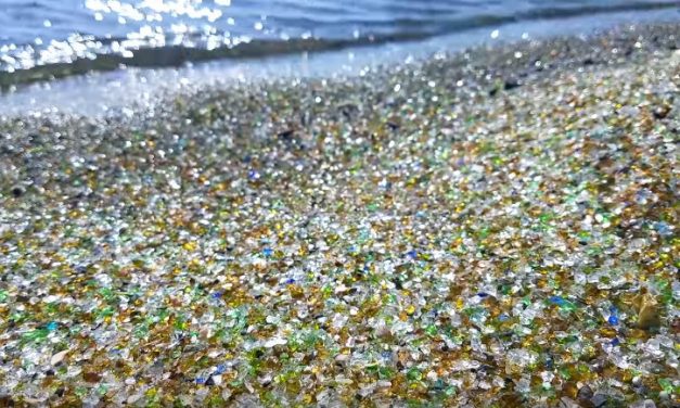 Újrahasznosított színes üveg terít be egy japán strandot