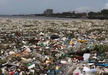 Több tonnányi műanyagszemét úszik a Dominikai Köztársaság partjainál (videóval)