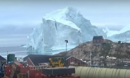 Óriási jéghegy veszélyeztet egy grönlandi falut