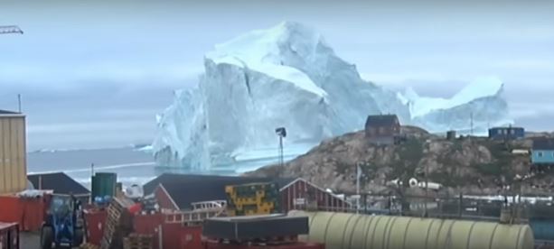 Óriási jéghegy veszélyeztet egy grönlandi falut