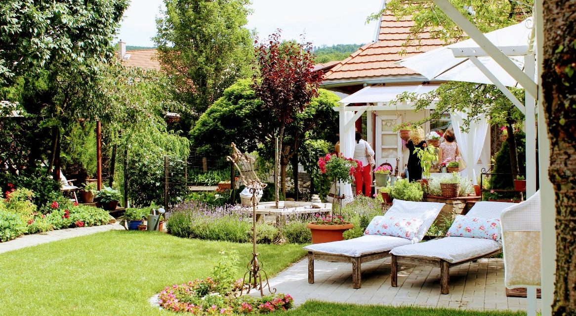 A “Modest Home & Garden” kertje – elegáns és otthonos