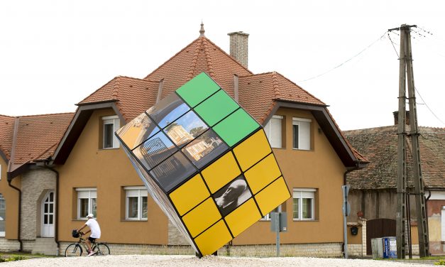 Hatalmas Rubik-kocka került Csorna egyik körforgalmába