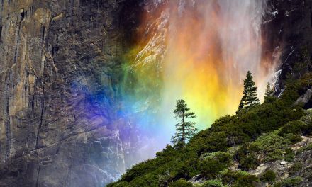 Szivárvány folyik a Yosemite vízesésből