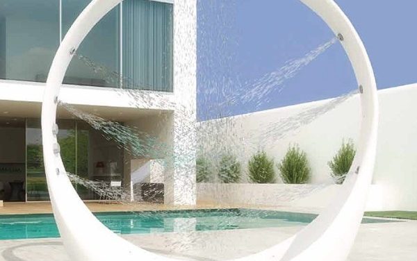 Kerti zuhany minden mennyiségben: a zacskóstól a futurisztikus luxusig